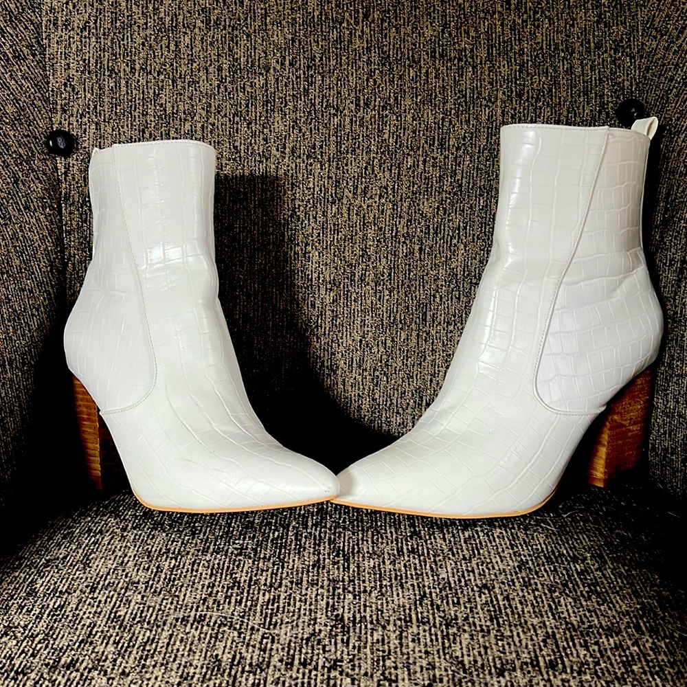 White cowboy croc booties size 7.5. Ccocci.